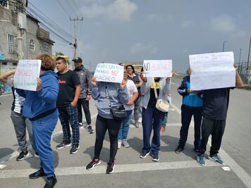 Vecinos de Rancho Don Antonio bloquean puente en Tizayuca; exigen reencarpetamiento