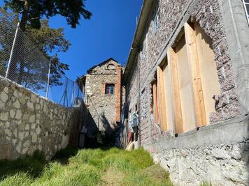 Acusan riesgo de nuevo colapso en barda de museo La Dificultad; familia lleva un año fuera de su vivienda