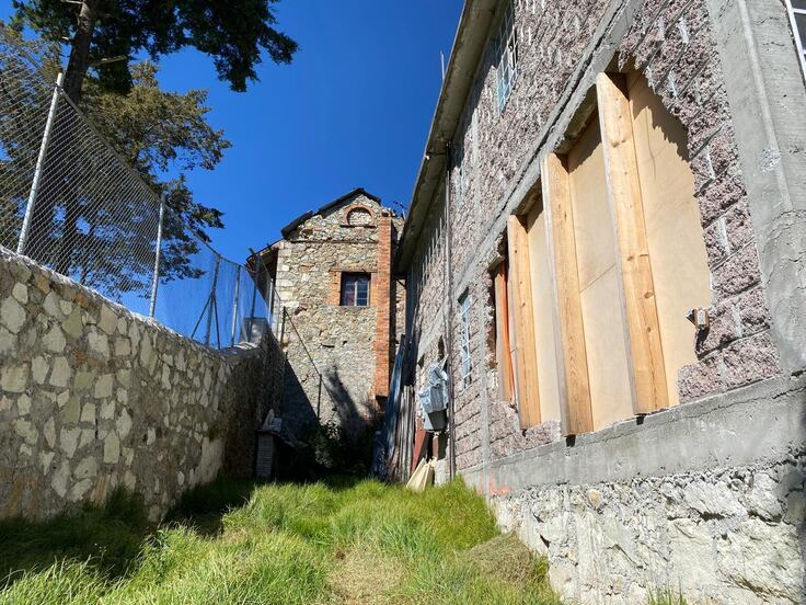 Acusan riesgo de nuevo colapso en barda de museo La Dificultad; familia lleva un año fuera de su vivienda