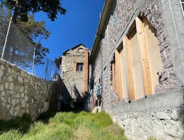 Acusan riesgo de nuevo colapso en barda de museo La Dificultad; familia lleva un año fuera de su vivienda