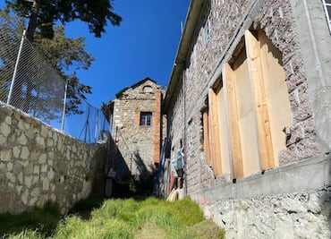Acusan riesgo de nuevo colapso en barda de museo La Dificultad; familia lleva un año fuera de su vivienda