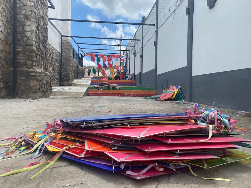Se apaga el color en Pachuquilla; retiran los papalotes del paso peatonal | Foto: Enrique Morán