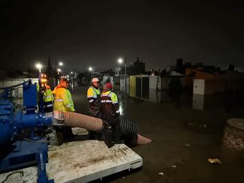 Bajan niveles de inundación en Los Tuzos