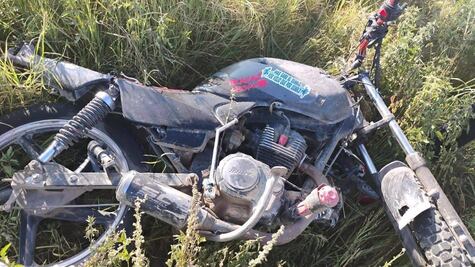 Hallan cuerpo sin vida de un motociclista en carretera de Metepec