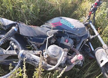 Hallan cuerpo sin vida de un motociclista en carretera de Metepec