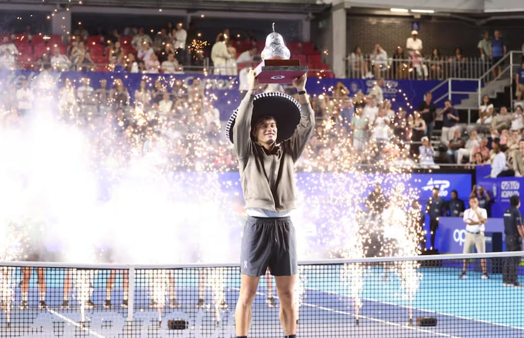 Flavio Cobolli levanta el Guaje de Plata en el Abierto Mexicano de Tenis - Foto: Esteban Torreblanca/EL UNIVERSAL