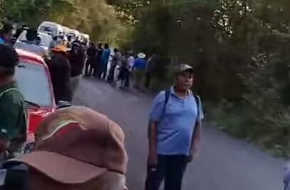 Campesinos reclaman a alcaldesa de San Felipe mala calidad de obra carretera