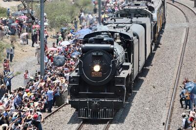 ¿Qué medidas de seguridad se deben tomar al presenciar el paso de locomotoras?