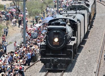 ¿Qué medidas de seguridad se deben tomar al presenciar el paso de locomotoras?