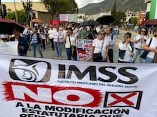 Trabajadores del IMSS marchan en Pachuca por falta de insumos y mejores condiciones laborales