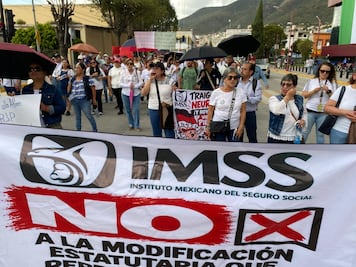 Trabajadores del IMSS marchan en Pachuca por falta de insumos y mejores condiciones laborales