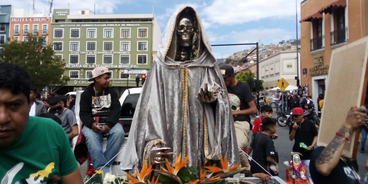 Familia devota de la Santa Muerte marchan en peregrinación en Pachuca Foto: Arturo Torres