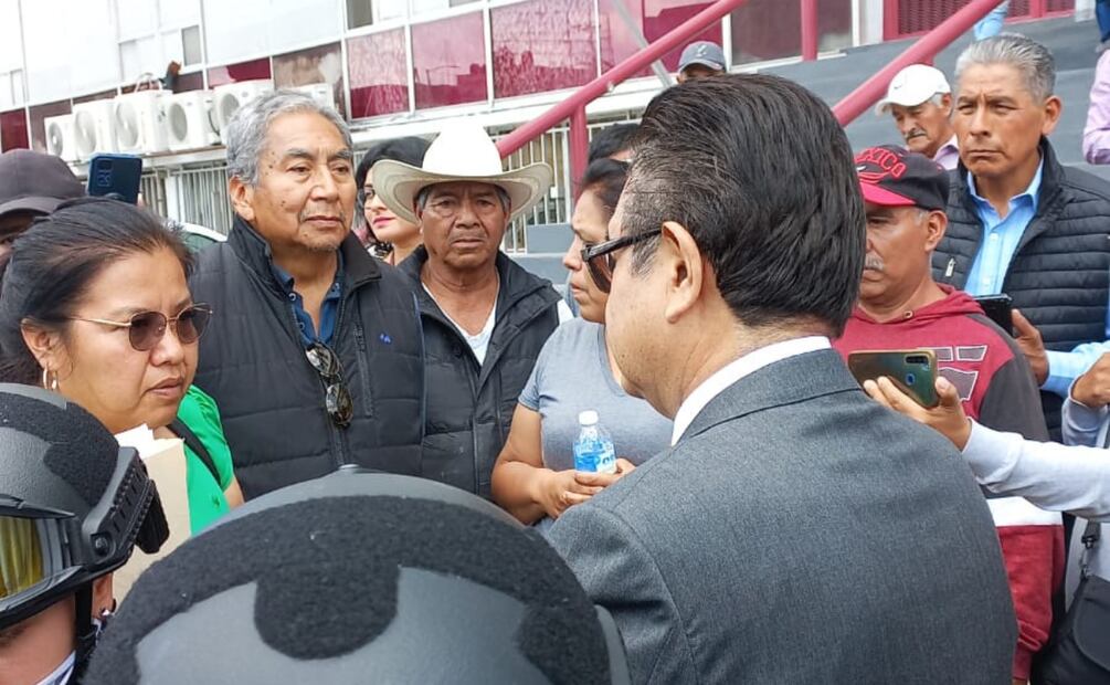 Pobladores de San Nicolás retienen por casi de tres horas personal en Palacio de Gobierno | Foto: Miriam Áviles