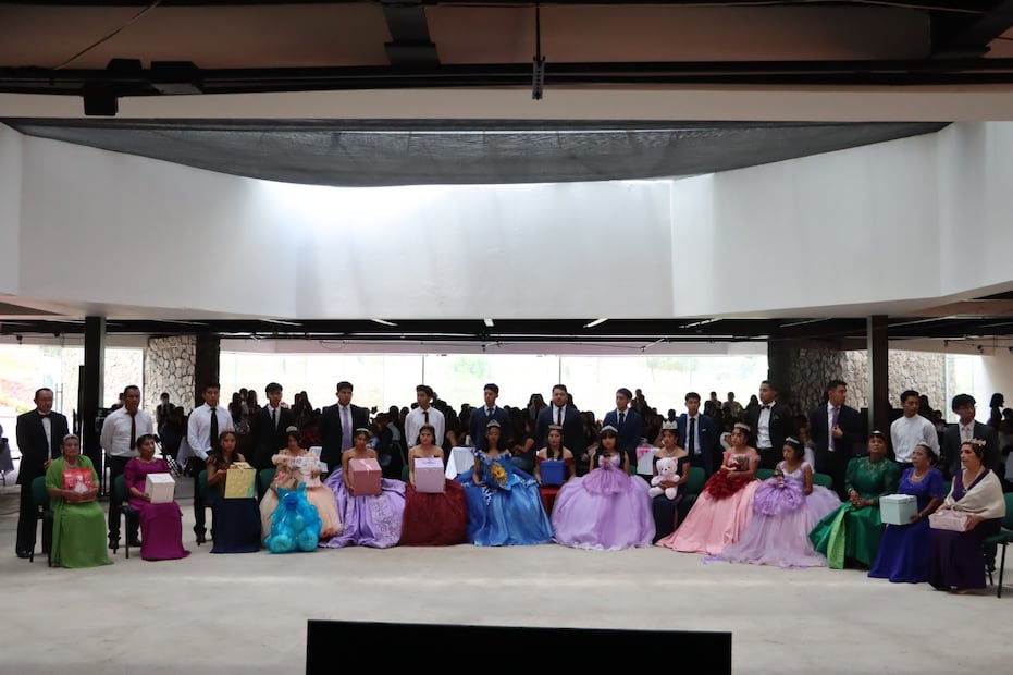 Regalan vestidos de XV años a jóvenes estudiantes de la región Otomí-Tepehua I Foto: Especial