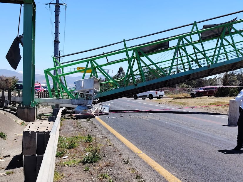 Colapsa puente peatonal en Tulancingo tras impacto de grúa | Foto: Mirely Santos