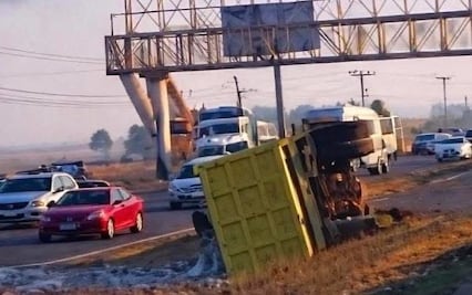 Caos vial en la México-Pachuca por volcadura de camión