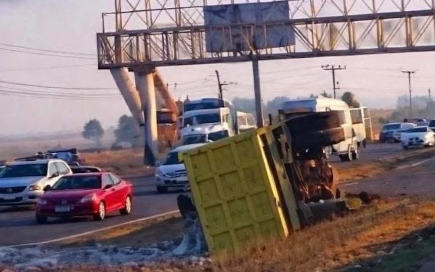 Caos vial en la México-Pachuca por volcadura de camión