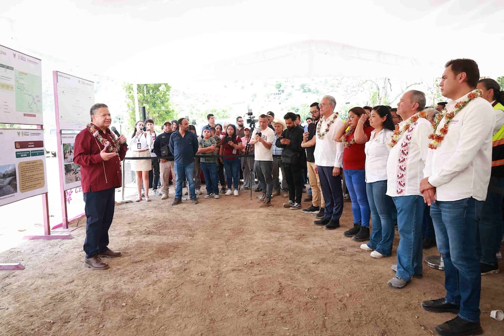 Julio Menchaca entregó obras en Jacala I Foto: Especial