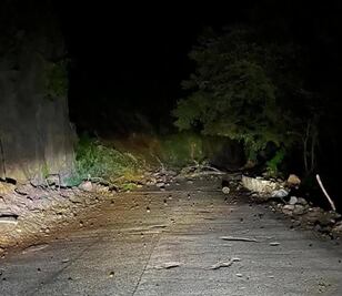 Alertan por derrumbe en la Cuesta de Huautla; carretera afectada