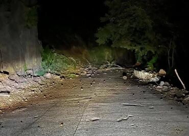 Alertan por derrumbe en la Cuesta de Huautla; carretera afectada