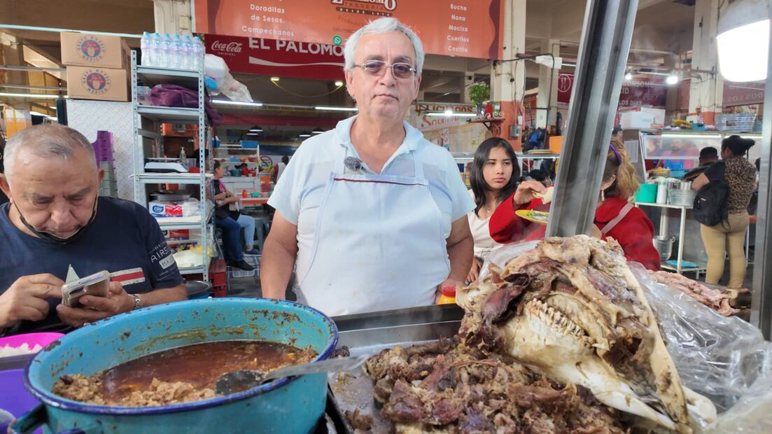 Ramón Pérez Moreno, tiene 42 años de preparar cabeza de res. Nunca descansa, "solo trabajo de lunes a domingo", comenta a El Universal Hidalgo. I Foto: Gerardo Campa
