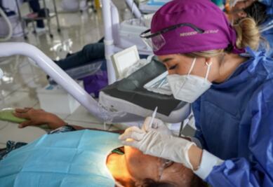 Dan tratamiento dental a personas adultas mayores