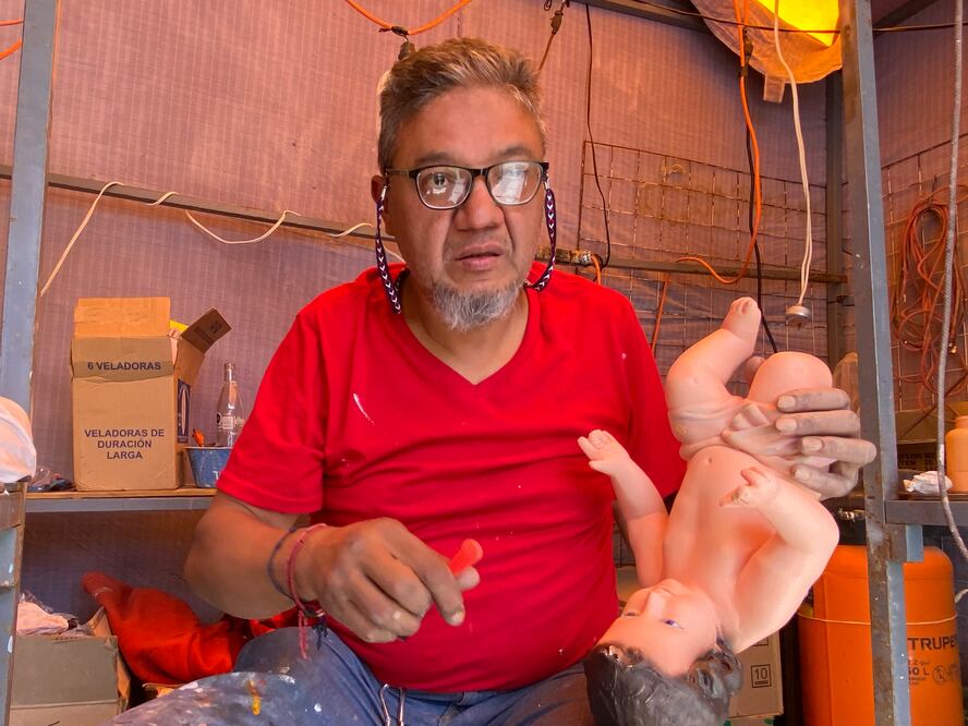 Faustino García Vera continúa reparando figuras de niños Dios como desde hace más de cuatro décadas que inició.