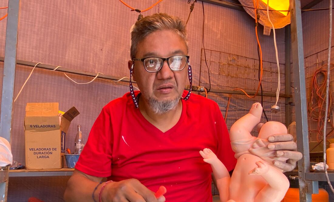 Faustino García Vera continúa reparando figuras de niños Dios como desde hace más de cuatro décadas que inició.