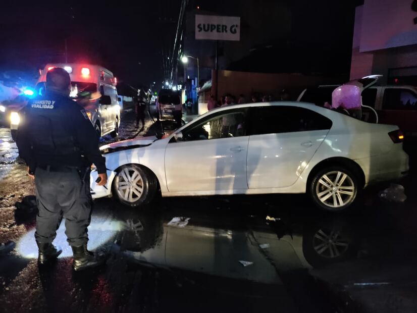 Choque entre auto y asfaltadora deja tres heridos en Huejutla | Foto