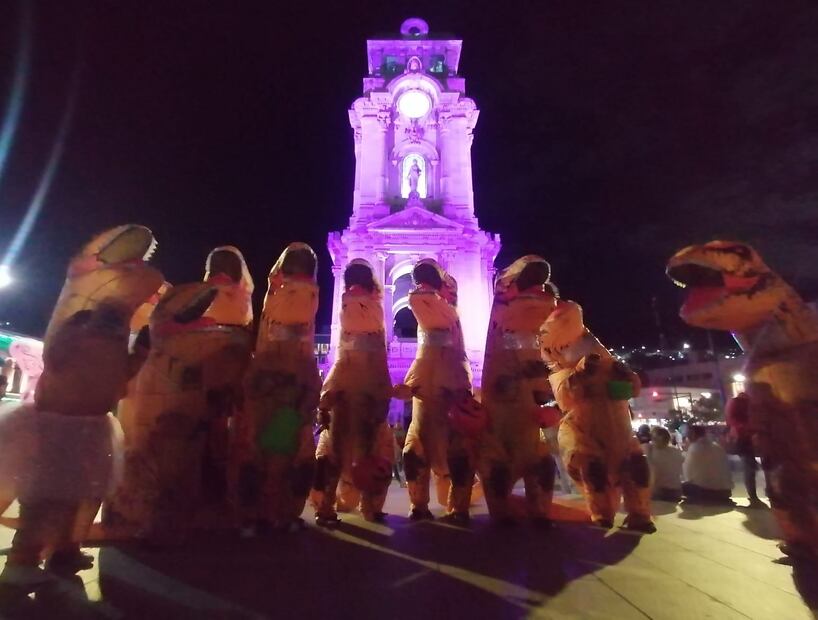 Una decena de tiranosaurios sorprendieron a cientos de personas en la plaza Independencia de Pachuca Foto: Josué Ortiz