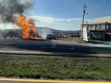 Incendio en local comercial provoca cierre carretero en Singuilucan