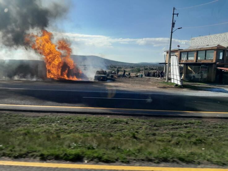 Incendio en local comercial provoca cierre carretero en Singuilucan