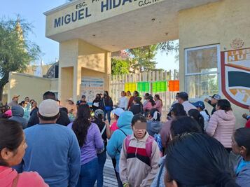 En Chilcuautla, padres de familia protestan por falta de dos maestros 