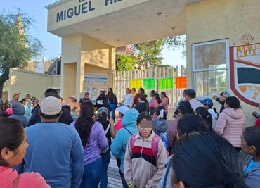 En Chilcuautla, padres de familia protestan por falta de dos maestros