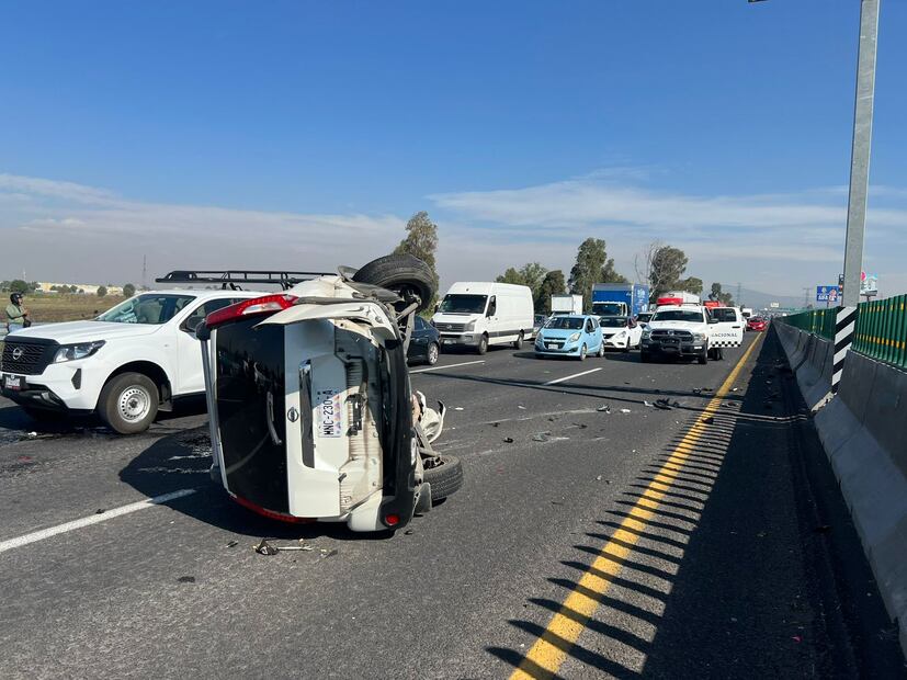 Cuatro lesionados tras choque y volcadura sobre la autopista México-Pachuca, a la altura del acceso al AIFA Foto: Especial