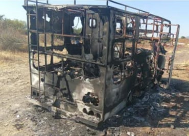 Hallan camioneta calcinada en Tula; continúa búsqueda de mujer desaparecida