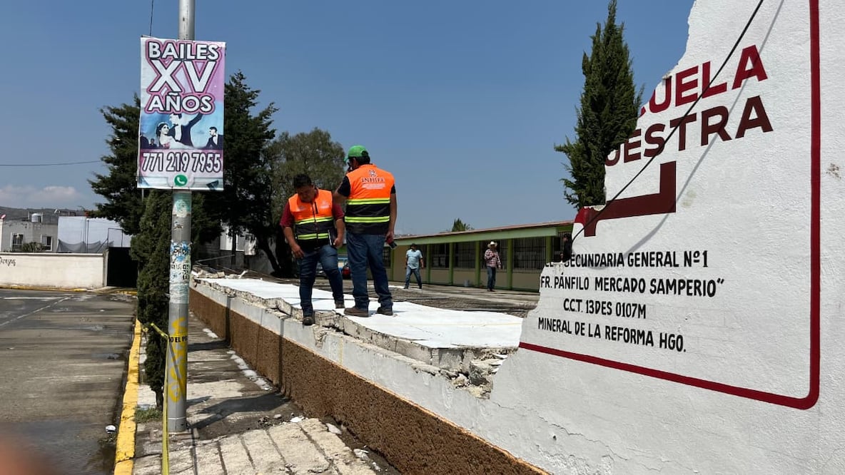 Personal del Instituto Hidalguense de la Infraestructura Física Educativa (INHIFE) realiza la valoración de daños en la secundaria general No. 1 del fraccionamiento Villas del Álamo, en Mineral de la Reform