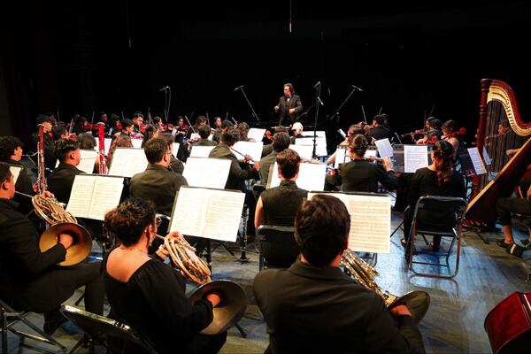 Orquesta juvenil ofrece concierto en Pachuca con autoridades estatales