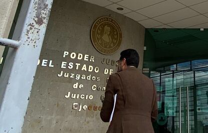 Con cubrebocas y careta, Atilano N. se presentó a su audiencia inicial