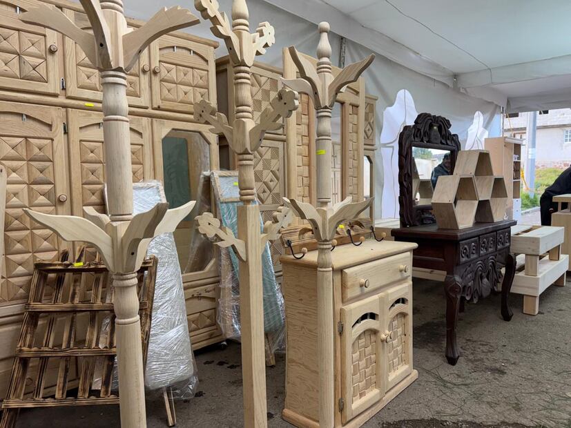 Por tercer año consecutivo, más de 15 artistas madereros del municipio de Acaxochitlán, específicamente de la comunidad de los Reyes, organizan la exposición y venta de muebles artesanales como parte de los festejos de la localidad. I foto: Grisel Lira