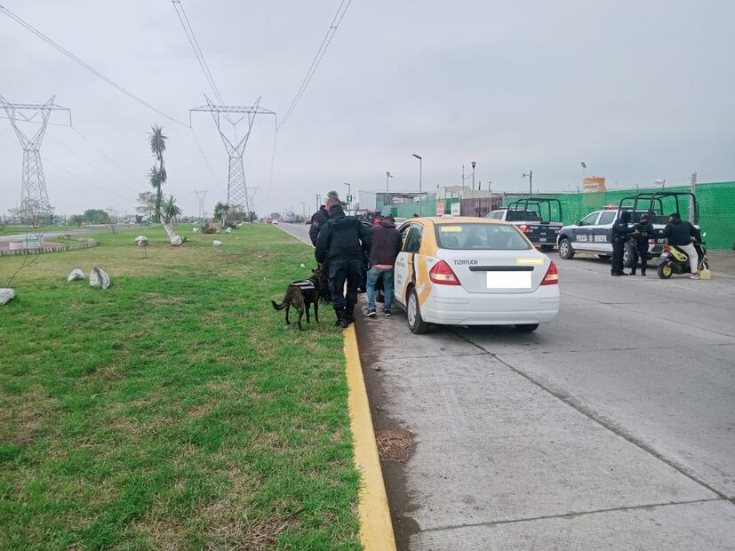 Policías inhiben delitos a bordo de combis en Tizayuca | Foto: Javier Quezada