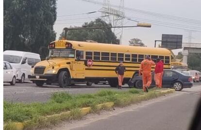 Choca autobús escolar contra un auto en Atitalaquia