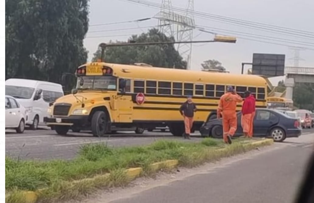El choque se registró en la comunidad de La Carbonera, cuando un vehículo Volkswagen Jetta se impactó en el costado del transporte de pasajeros. Foto: Especial