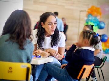 Visitan a bebés y niños del Centro de Asistencia Social Casa Cuna 