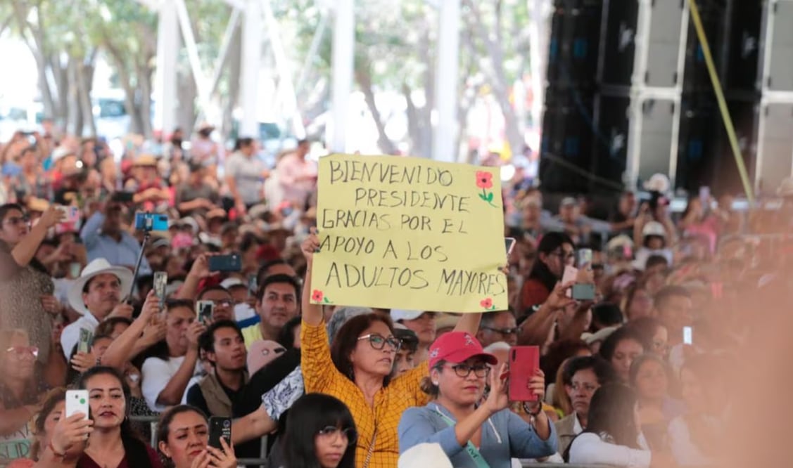 Quiere AMLO que pensión del Bienestar para adultos mayores sea mensual | Foto: Especial