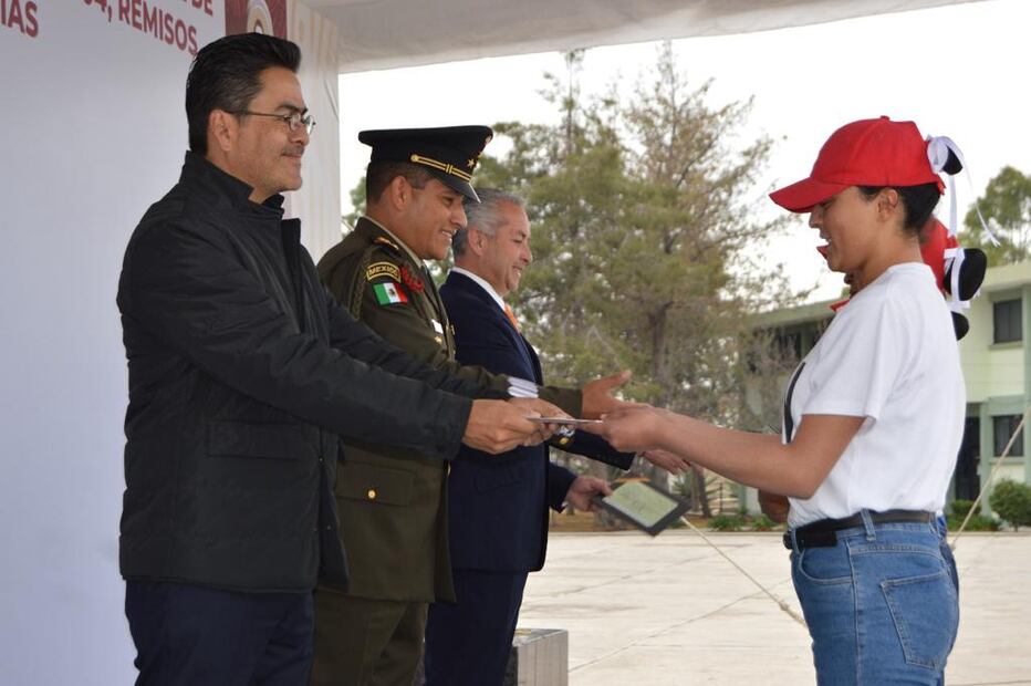Entregan Cartillas Liberadas del Servicio Militar en la 18 Zona de Pachuca | Foto: Especial