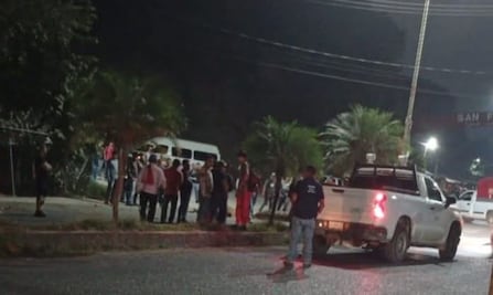 Vecinos bloquean acceso a San Felipe Orizatlán por incumplimiento de la CFE