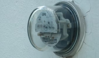 Retienen a dos empleados de CFE tras accidente eléctrico