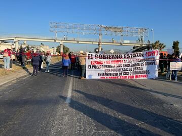 Fotos y video: Manifestantes bloquean bulevar Santa Catarina en Pachuca; policía dispersa la manifestación