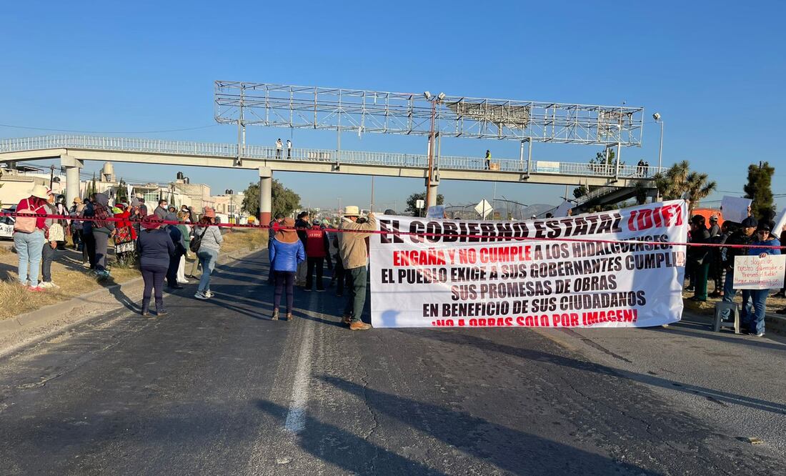 Habitantes de Fraccionamientos del su bloquean el bulevar Santa Catarina como protesta por construcción de un albergue para niños migrantes I Foto: Marco Carrillo